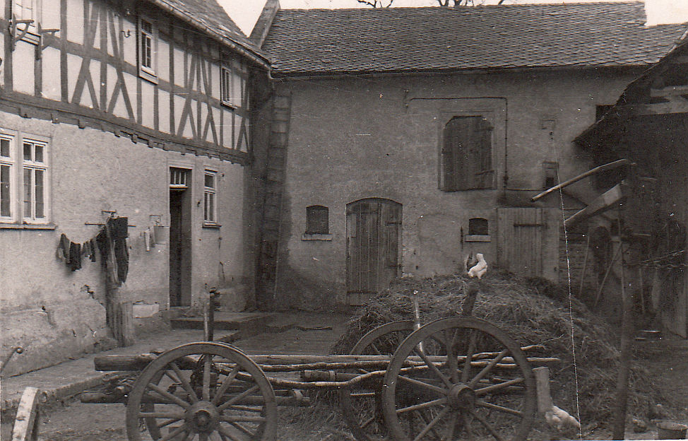 Typische Hofansicht mit Misthaufen, um 1940